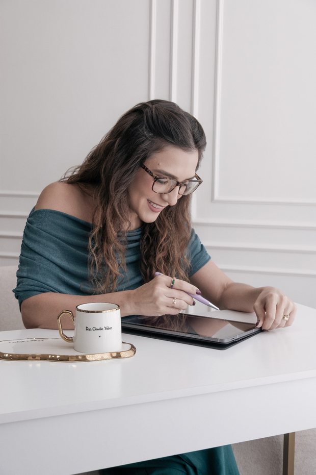 Dra. Claudia Yábar Bambarén durante atendimento online